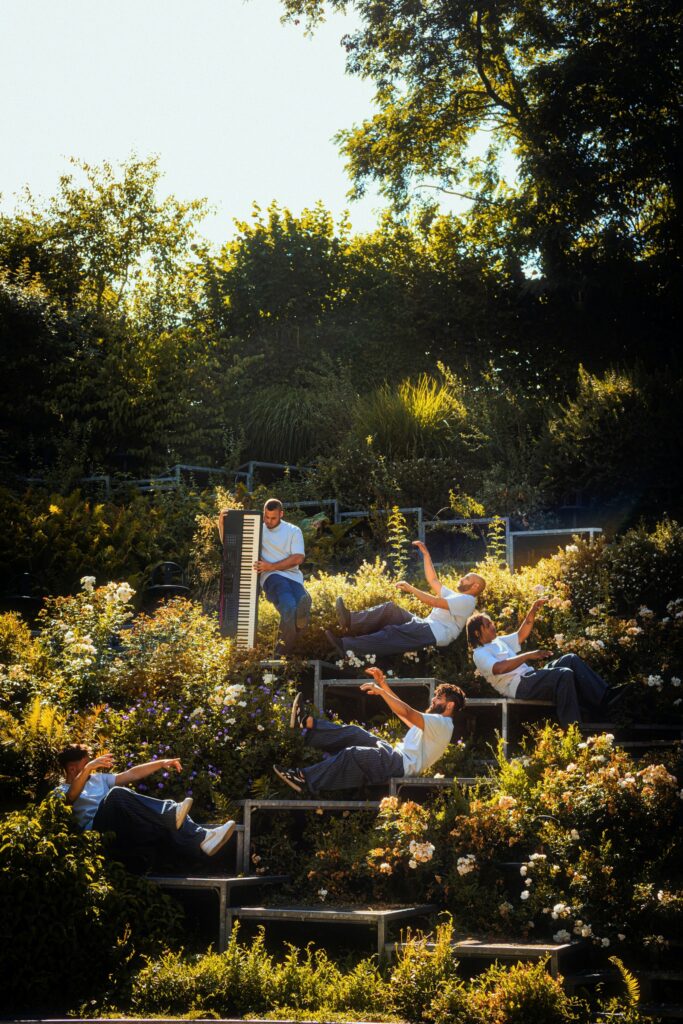 Danse & Toile – quatre danseurs et un pianiste dans un jardin en gradins
